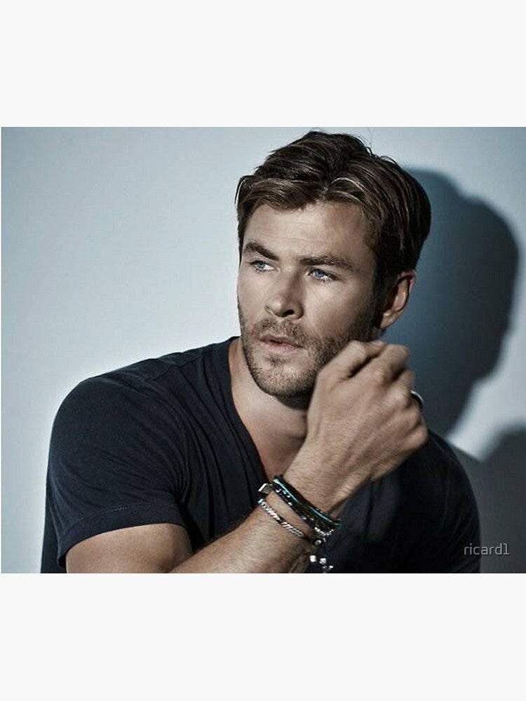 chris hemsworth Throw Blanket