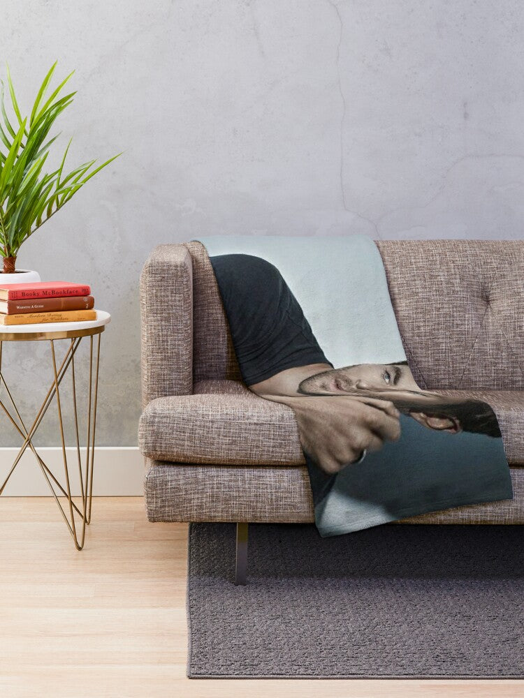 chris hemsworth Throw Blanket